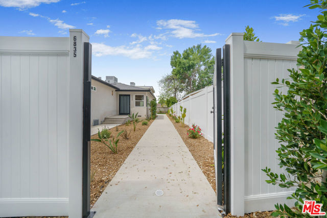 6835 Yolanda Ave, Reseda CA: https://media.crmls.org/mediaz/2ed4fa0f-6c52-4594-930f-1e0c1a455c13.jpg