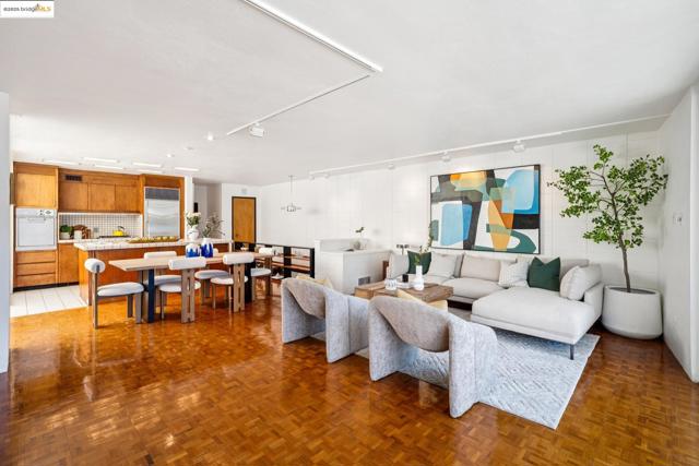 2760 Park Blvd, Oakland CA: https://media.crmls.org/mediaz/2ed5241e-67e0-426c-b079-df6f6ca06927.jpg