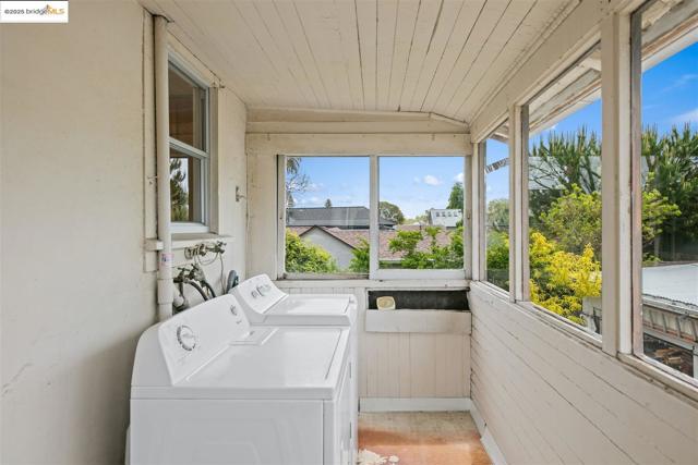 1406 Kains Ave, Berkeley CA: https://media.crmls.org/mediaz/2ed64085-2452-46a9-ae2a-314a0101f957.jpg