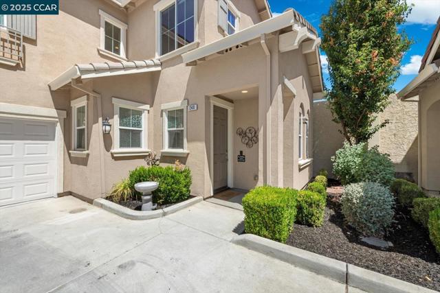 240 Alta St, Brentwood CA: https://media.crmls.org/mediaz/2ed7e0fc-7243-4f37-bba7-4c86cb66eb89.jpg