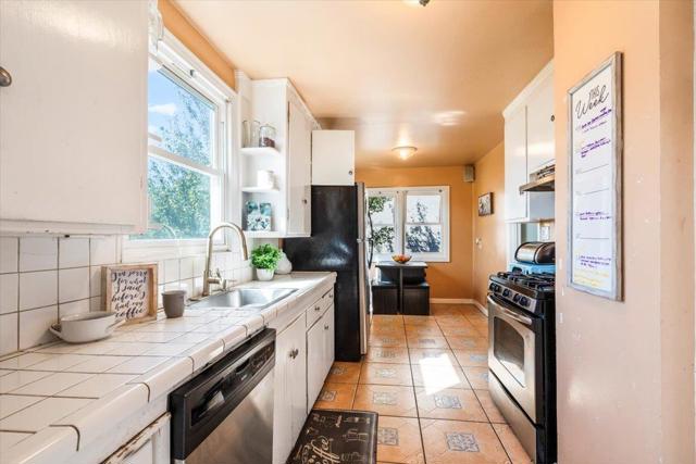 9401 Castlewood Street, Oakland CA: https://media.crmls.org/mediaz/2ed7fa9a-d265-437f-9c60-1af727061829.jpg