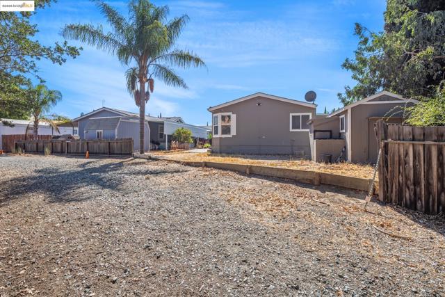 16711 Marsh Creek Rd, Clayton CA: https://media.crmls.org/mediaz/2ed891e5-9984-4d7e-b727-9e32c6463544.jpg
