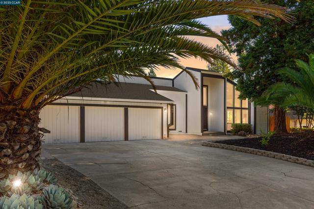 865 El Cerro Blvd, Danville CA: https://media.crmls.org/mediaz/2ed8ba51-6ec4-4f60-aabc-e6f98487d249.jpg