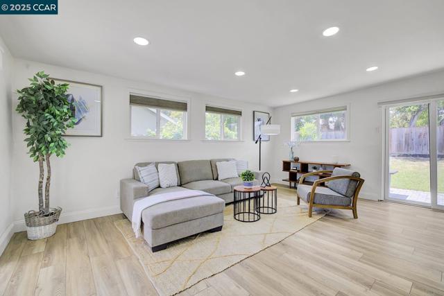 9821 Broadmoor Dr, San Ramon CA: https://media.crmls.org/mediaz/2ed93fe8-0751-42cc-9337-087bb7a1a78a.jpg