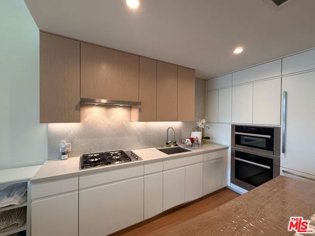 877 Francisco Street, Los Angeles CA: https://media.crmls.org/mediaz/2ed967f6-3e9c-45aa-8e27-9dffac4b5b4a.jpg
