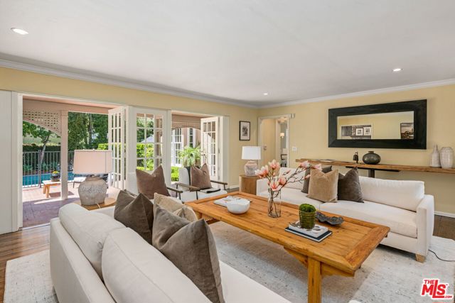 1376 San Ysidro Drive, Beverly Hills CA: https://media.crmls.org/mediaz/2ed9c136-c6d4-4a58-8503-ec44ce36c688.jpg