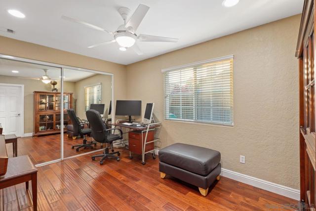 10421 Les Arbres Pl, San Diego CA: https://media.crmls.org/mediaz/2eda740a-05dc-4ad4-a14b-df670c6b1eb6.jpg