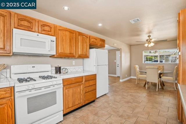 417 Lynn Ave, Antioch CA: https://media.crmls.org/mediaz/2edad93b-db70-46bd-a8cc-00409672387d.jpg