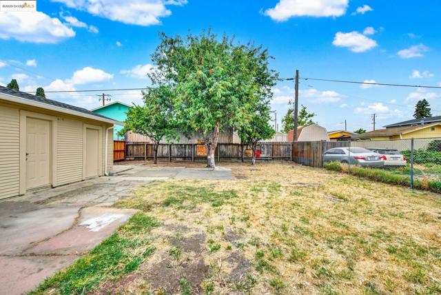 1009 106Th Ave, Oakland CA: https://media.crmls.org/mediaz/2edb7612-596b-4e74-9c3d-867403d44c2f.jpg
