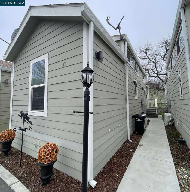 16711 Marsh Creek Rd, Clayton CA: https://media.crmls.org/mediaz/2edcff10-6c63-402a-961f-442cac82c1a7.jpg