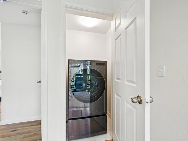 2323 Mastlands Dr, Oakland CA: https://media.crmls.org/mediaz/2edd62e8-0868-4432-8675-036103c2f1d3.jpg