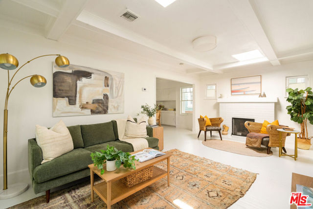 522 Altair Place, Venice CA: https://media.crmls.org/mediaz/2eded399-ac0e-4621-bccf-bcd5df9846f4.jpg