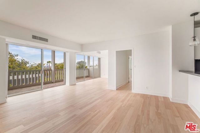 999 N Doheny Drive, West Hollywood CA: https://media.crmls.org/mediaz/2edf618b-9765-4472-ab3b-83cdf3f69407.jpg