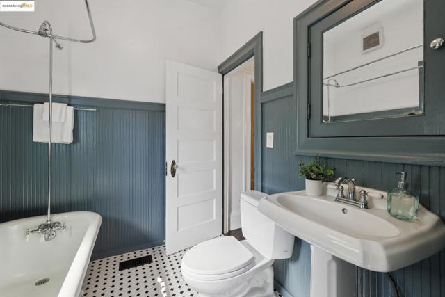 737 61st St, Oakland CA: https://media.crmls.org/mediaz/2edfdb98-7181-4df2-82e5-8449b4c725c6.jpg