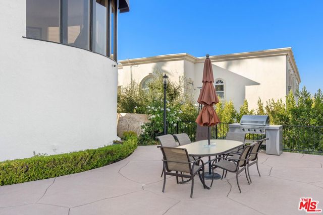 16894 Encino Hills Drive, Encino CA: https://media.crmls.org/mediaz/2ee001fa-8b76-4a74-a4ee-d4fdfc5fa8d2.jpg