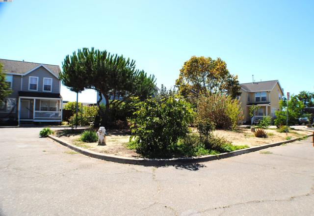 10468 West Court, Oakland CA: https://media.crmls.org/mediaz/2ee02867-2f24-461e-9c90-a8b2f42b36df.jpg