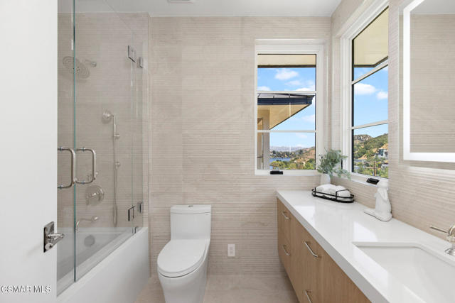 118 Giles Road, Lake Sherwood CA: https://media.crmls.org/mediaz/2ee05f8f-2bc8-4ebf-b531-7978328d492c.jpg