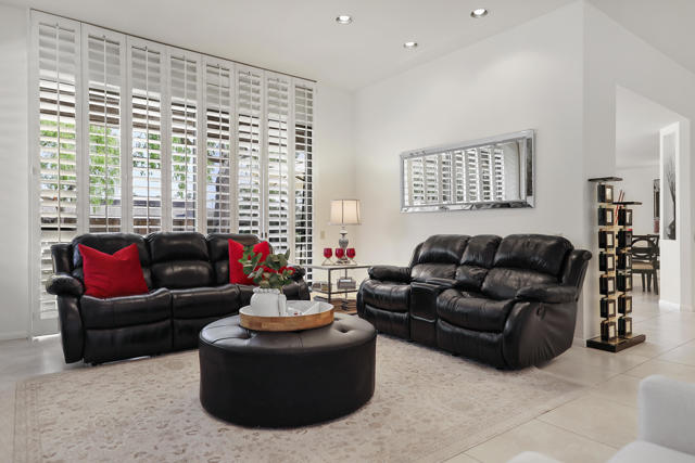 5 Fordham Court, Rancho Mirage CA: https://media.crmls.org/mediaz/2ee1d07b-1a45-4336-b1f4-140fb37f276a.jpg