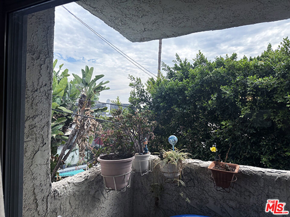 https://media.crmls.org/mediaz/2ee22faf-99b0-4f74-b5ee-258aa8c181bb.jpg?preset=X-Large