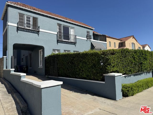 848 S Curson Avenue, Los Angeles CA: https://media.crmls.org/mediaz/2ee256af-2087-4665-9c8a-b5b03ab8ca0f.jpg