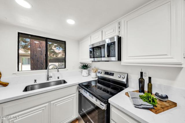 769 Birchpark Circle, Thousand Oaks CA: https://media.crmls.org/mediaz/2ee2a9d7-8526-4994-b280-33966d05d6db.jpg