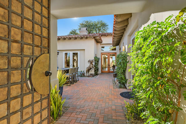 284 Loch Lomond Road, Rancho Mirage CA: https://media.crmls.org/mediaz/2ee44f8c-7b31-432d-96e7-2fe2830c89c0.jpg