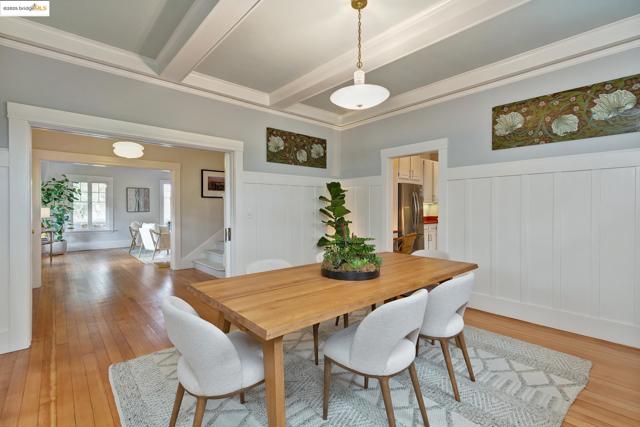 3860 Greenwood Ave, Oakland CA: https://media.crmls.org/mediaz/2ee4f65a-b13e-4f48-b1ad-33abec5b147e.jpg