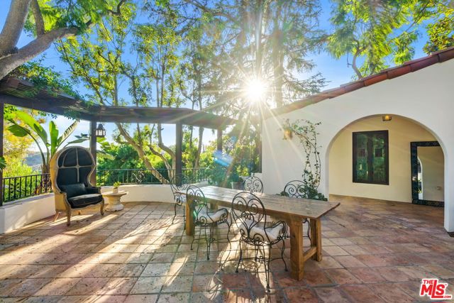3527 Wonder View Drive, Los Angeles CA: https://media.crmls.org/mediaz/2ee55634-9a86-4306-abbf-25c04af62bdb.jpg