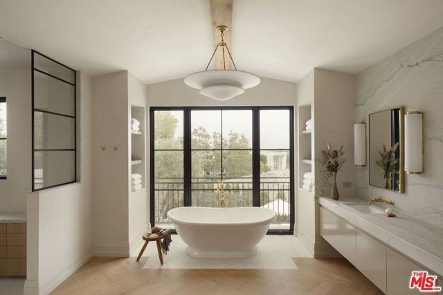 1186 Corsica Drive, Pacific Palisades CA: https://media.crmls.org/mediaz/2ee5b76a-68c7-415f-871b-1f82682c81b7.jpg
