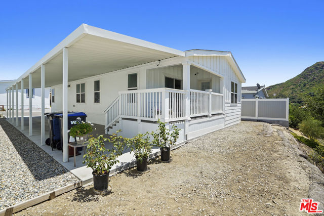 30473 Mulholland Hwy, Agoura Hills CA: https://media.crmls.org/mediaz/2ee5f6b9-3a4f-4d3b-8901-93ada6c4c88b.jpg