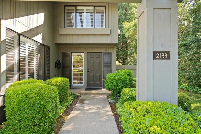 2133 Gold Rush Drive, Gold River CA: https://media.crmls.org/mediaz/2ee6b608-5b56-451e-bd48-ecddcfcf8512.jpg