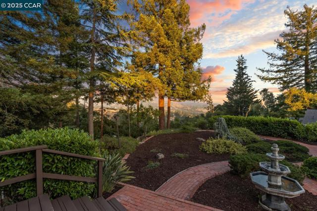 140 Warfield Drive, Moraga CA: https://media.crmls.org/mediaz/2ee6c8e3-245d-4e29-a452-d5d5fafa394b.jpg