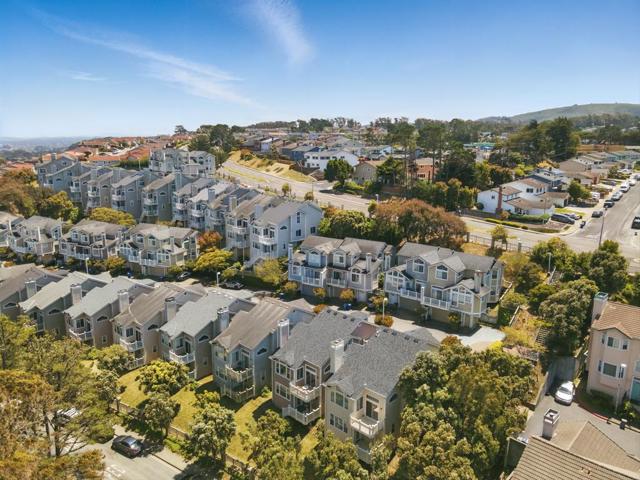 7 Moonlight Court, South San Francisco CA: https://media.crmls.org/mediaz/2ee6d688-9483-41a9-b49b-be944419eff6.jpg