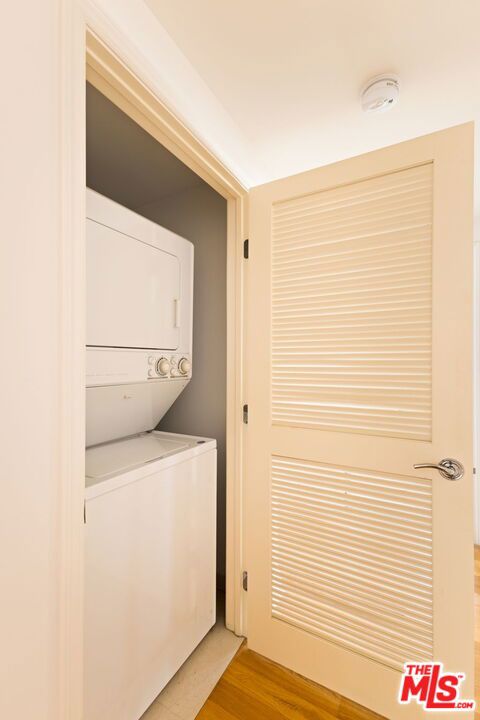 325 Arnaz Drive, Los Angeles CA: https://media.crmls.org/mediaz/2ee6f672-3160-4175-8bd8-8544ce0a623f.jpg