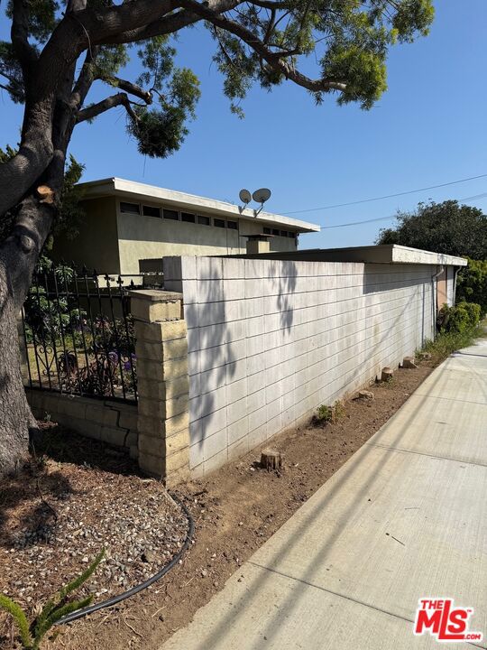 180 E Pepper Drive, Long Beach CA: https://media.crmls.org/mediaz/2ee7bcb2-8602-4625-b233-424a0757352a.jpg