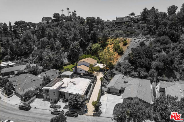 2313 Banyan Drive, Los Angeles CA: https://media.crmls.org/mediaz/2ee8c1ea-2e19-4684-bc7d-c15a5213eb4b.jpg