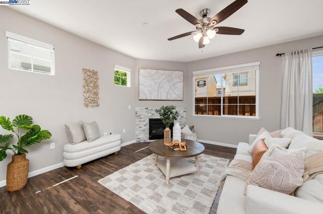 397 Baja Ct, Brentwood CA: https://media.crmls.org/mediaz/2ee9804b-3f09-485d-95e4-ed9dae26f35d.jpg