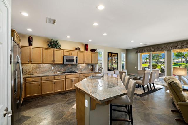 81945 Golden Star Way, La Quinta CA: https://media.crmls.org/mediaz/2eead250-a509-44a6-b4de-e0024f228a4d.jpg