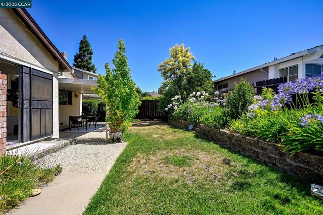 5040 Murchio Dr, Concord CA: https://media.crmls.org/mediaz/2eeb82a6-3acd-4835-8d77-c717a67640c7.jpg