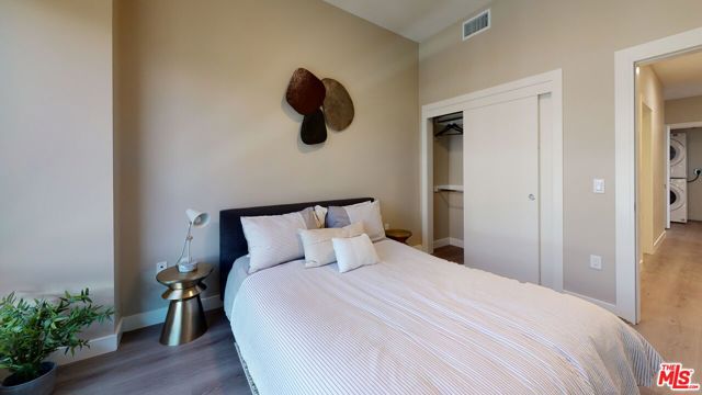 520 N Central Avenue, Glendale CA: https://media.crmls.org/mediaz/2eebbce8-333d-42bc-b13e-b2a817fde492.jpg