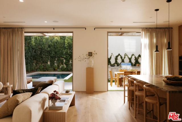 4209 Vantage Avenue, Studio City CA: https://media.crmls.org/mediaz/2eebfbed-06ff-457a-b057-6f489db99f81.jpg