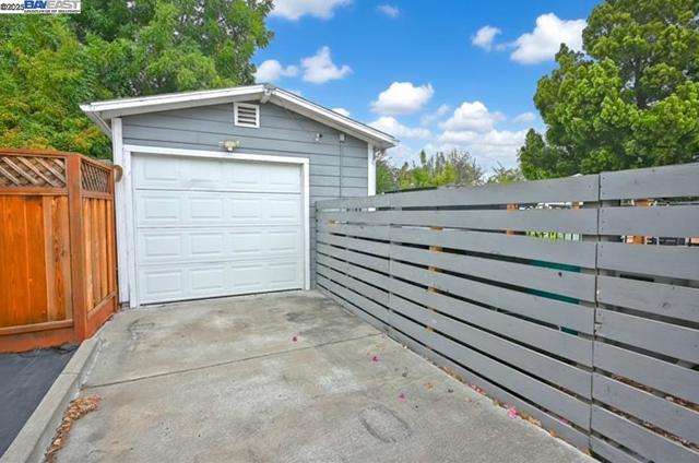 5706 Brookdale Ave, Oakland CA: https://media.crmls.org/mediaz/2eec5619-3bdc-45ec-8548-9efa14aaa9d9.jpg