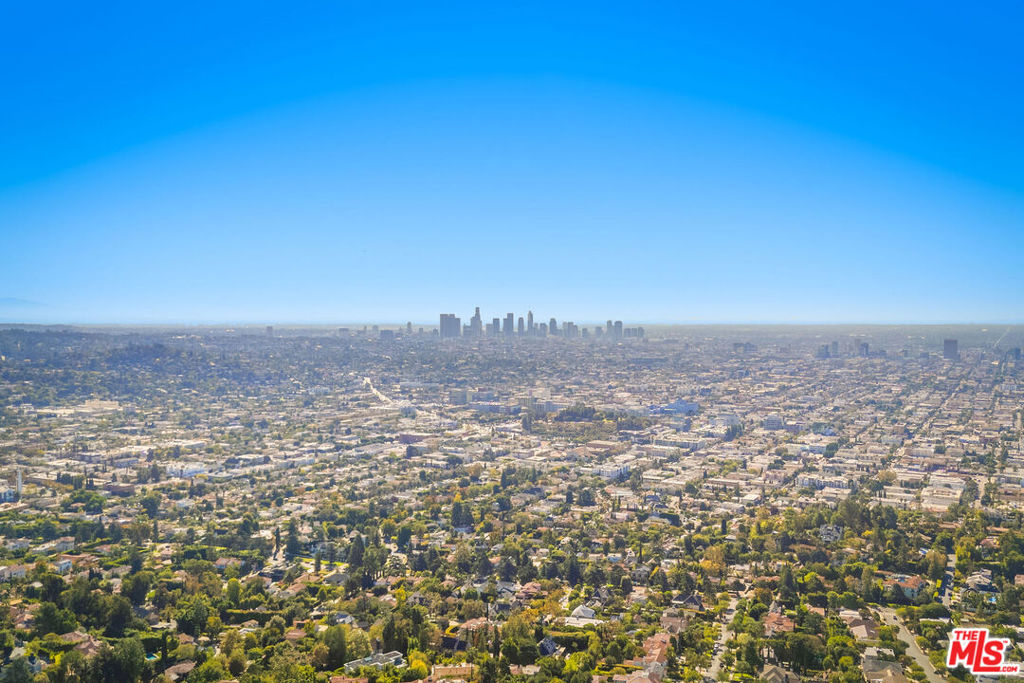 https://media.crmls.org/mediaz/2eeca85c-4d91-49db-9d86-79bde654ddca.jpg?preset=X-Large