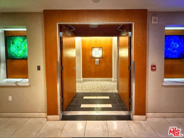 717 W Olympic Boulevard, Los Angeles CA: https://media.crmls.org/mediaz/2eecf1d1-d5fe-4240-a13a-8d12c25469b9.jpg
