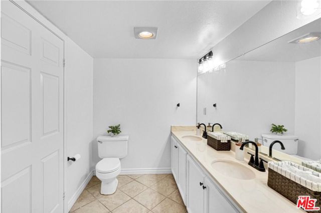 108 W Maple Street, Glendale CA: https://media.crmls.org/mediaz/2eed34cc-573e-46a4-85d1-4a05040d5385.jpg