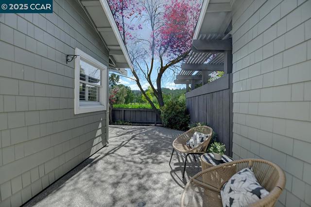 2504 Saklan Indian Dr, Walnut Creek CA: https://media.crmls.org/mediaz/2eee422d-e684-46e5-ab95-9aa078e99f4c.jpg