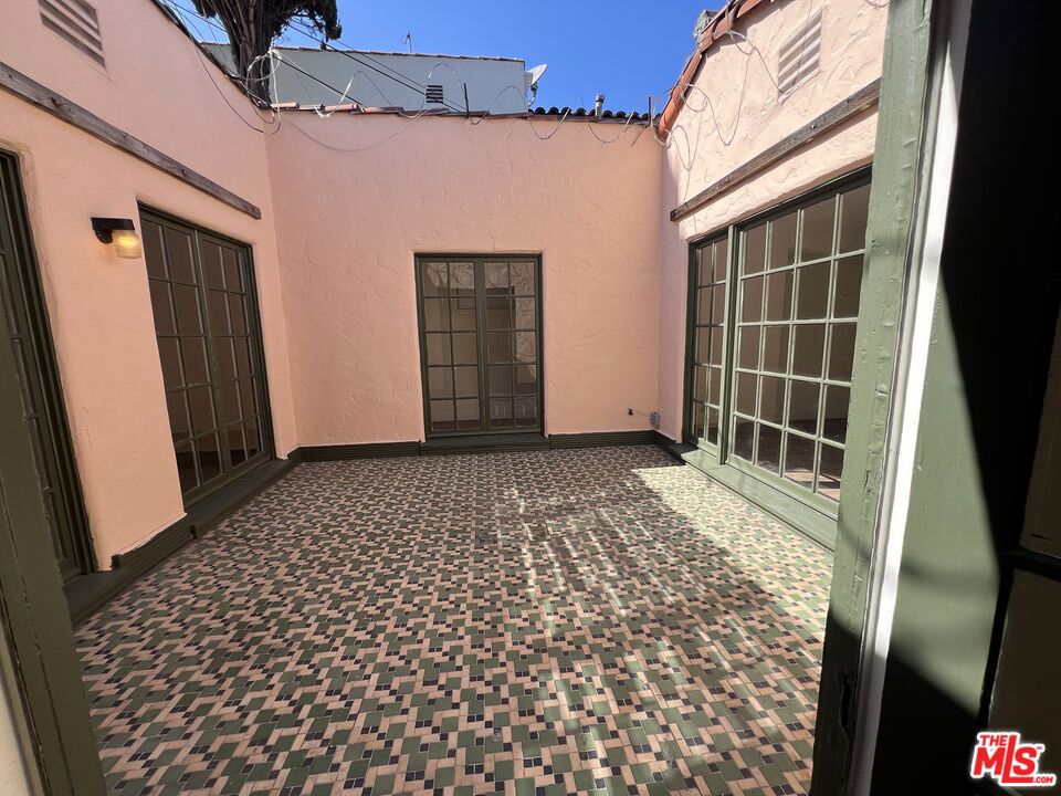 https://media.crmls.org/mediaz/2eeeea85-2809-4f29-8890-6e8066d4d7fd.jpg?preset=X-Large
