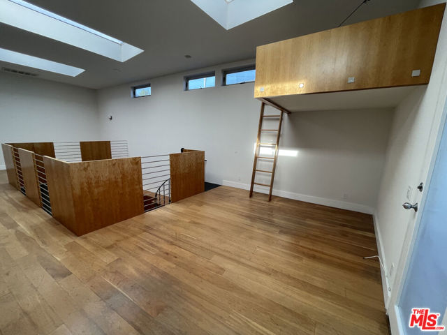 555 Rose Avenue, Venice CA: https://media.crmls.org/mediaz/2eef126b-1dcc-44a2-84de-a3e0e7a24ca1.jpg