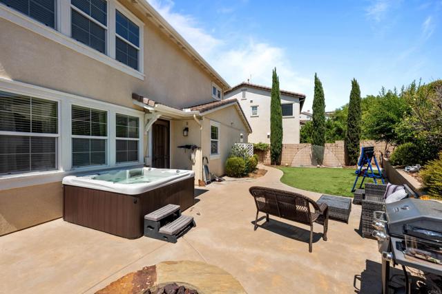 32113 Sycamore Ct, Temecula CA: https://media.crmls.org/mediaz/2eef1b25-7253-4348-ad45-0e64259717d1.jpg