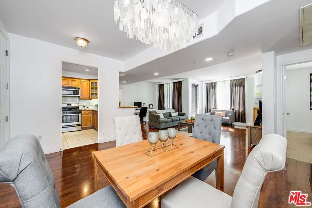 4724 Kester Avenue, Sherman Oaks CA: https://media.crmls.org/mediaz/2eef67aa-73d2-4b5d-9223-dbf1643a4326.jpg